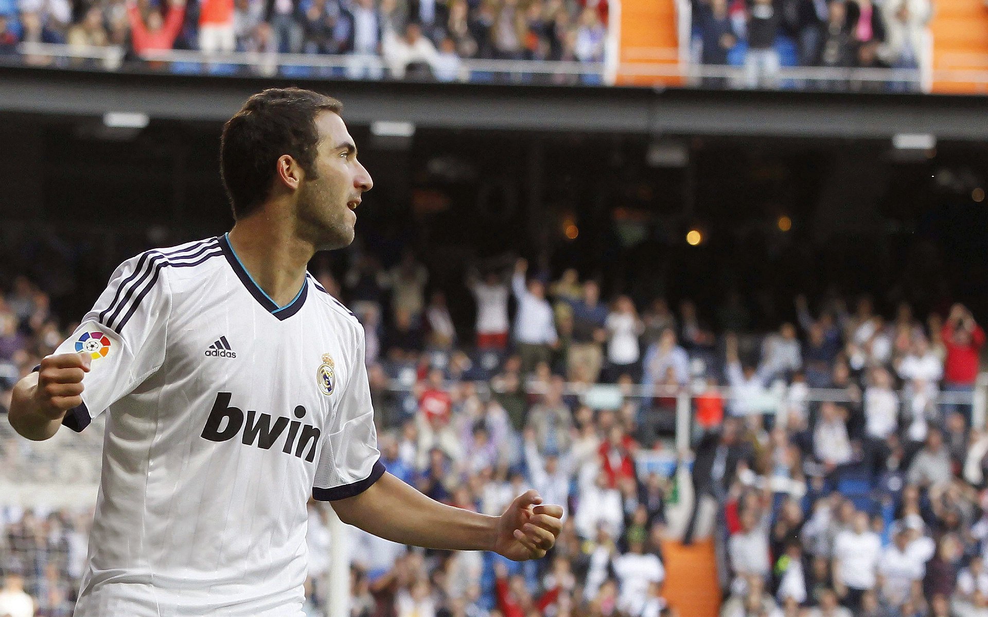 开云体育俱乐部官网-兰斯队员默契配合，连续得分，兰斯足球